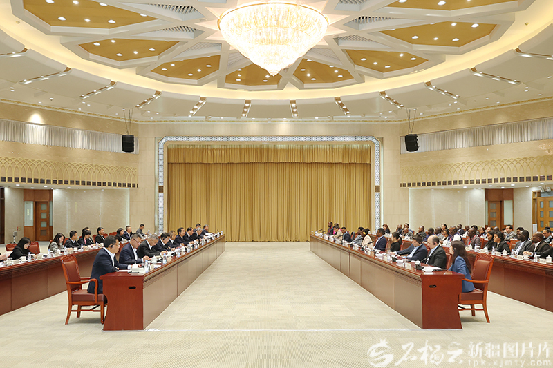 陈小江艾尔肯·吐尼亚孜会见北京大学“东方奖学金”治国理政研修班学员代表团