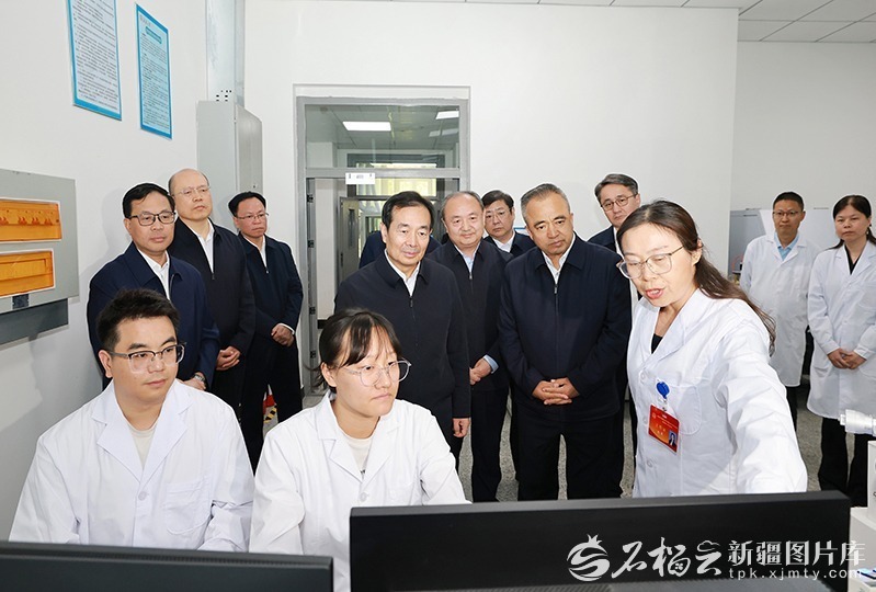 ​陈小江艾尔肯·吐尼亚孜在自治区科技厅调研座谈
