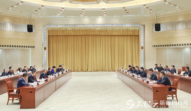 陈小江艾尔肯·吐尼亚孜会见乌兹别克斯坦卡拉卡尔帕克斯坦共和国最高议会主席奥伦巴耶夫