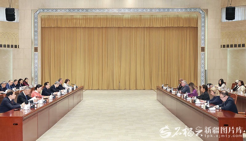 陈小江会见“驻华女外交官看中国新疆行”代表